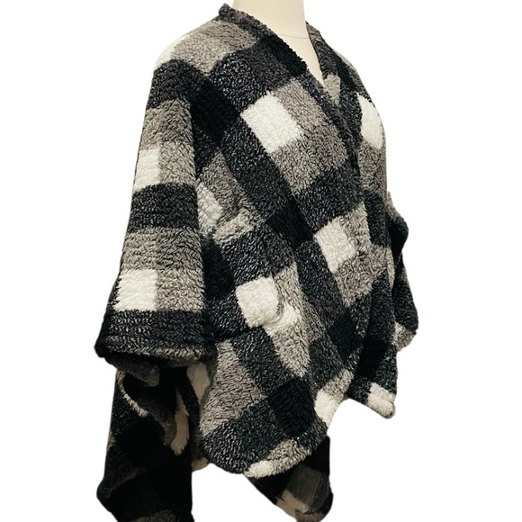 Berkshire OS Plaid Poncho NWOT - Picture 3 of 16